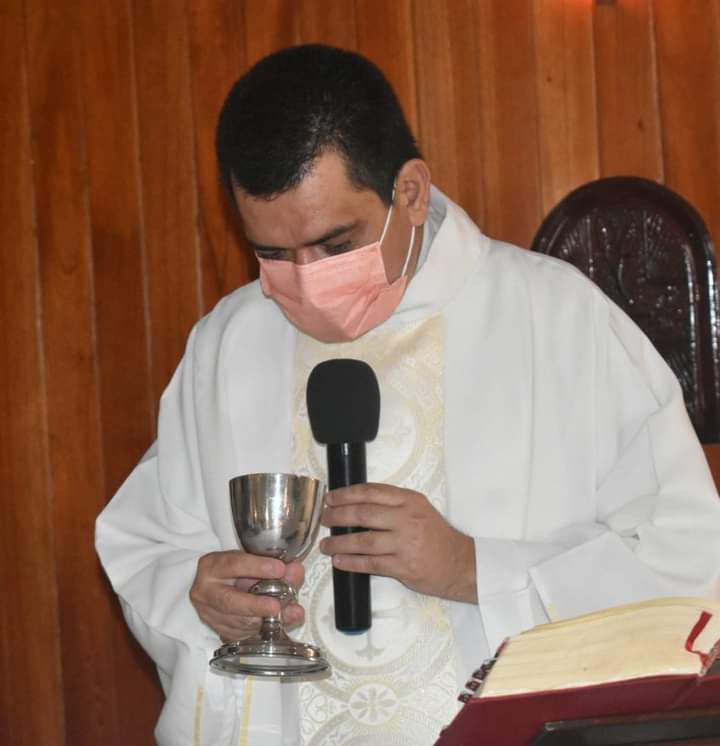 "Sean fieles al proyecto de Dios, permanezcan unidos en amor, en paz y en su palabra", Presbítero Vicente Martínez.